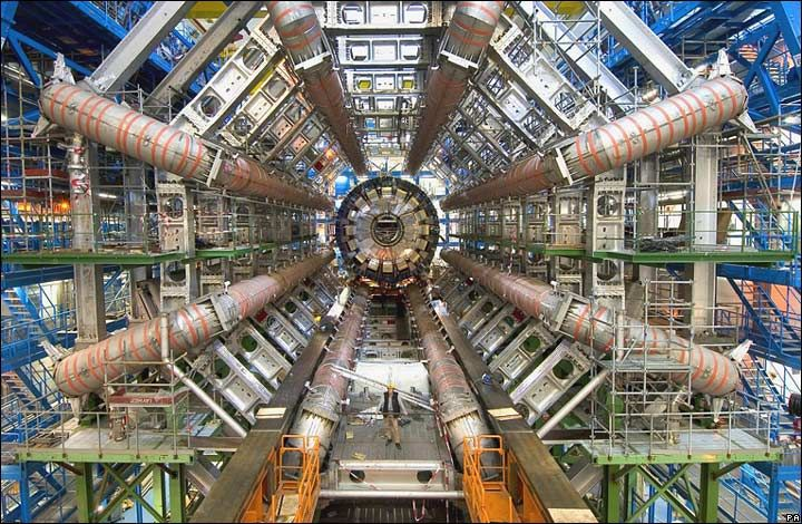 Au LHC, de récentes études ont déjà montré que si les SUSY existaient, elles auraient une telle énergie (au-delà de 10 TeV, pour les intimes) qu’il serait impossible de les détecter sans augmenter drastiquement la puissance de l’accélérateur ... 
