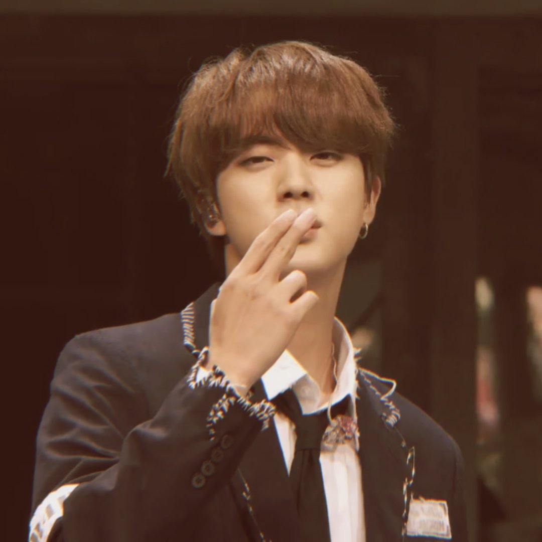  #KimSeokjin doing flying kiss; a much needed thread 