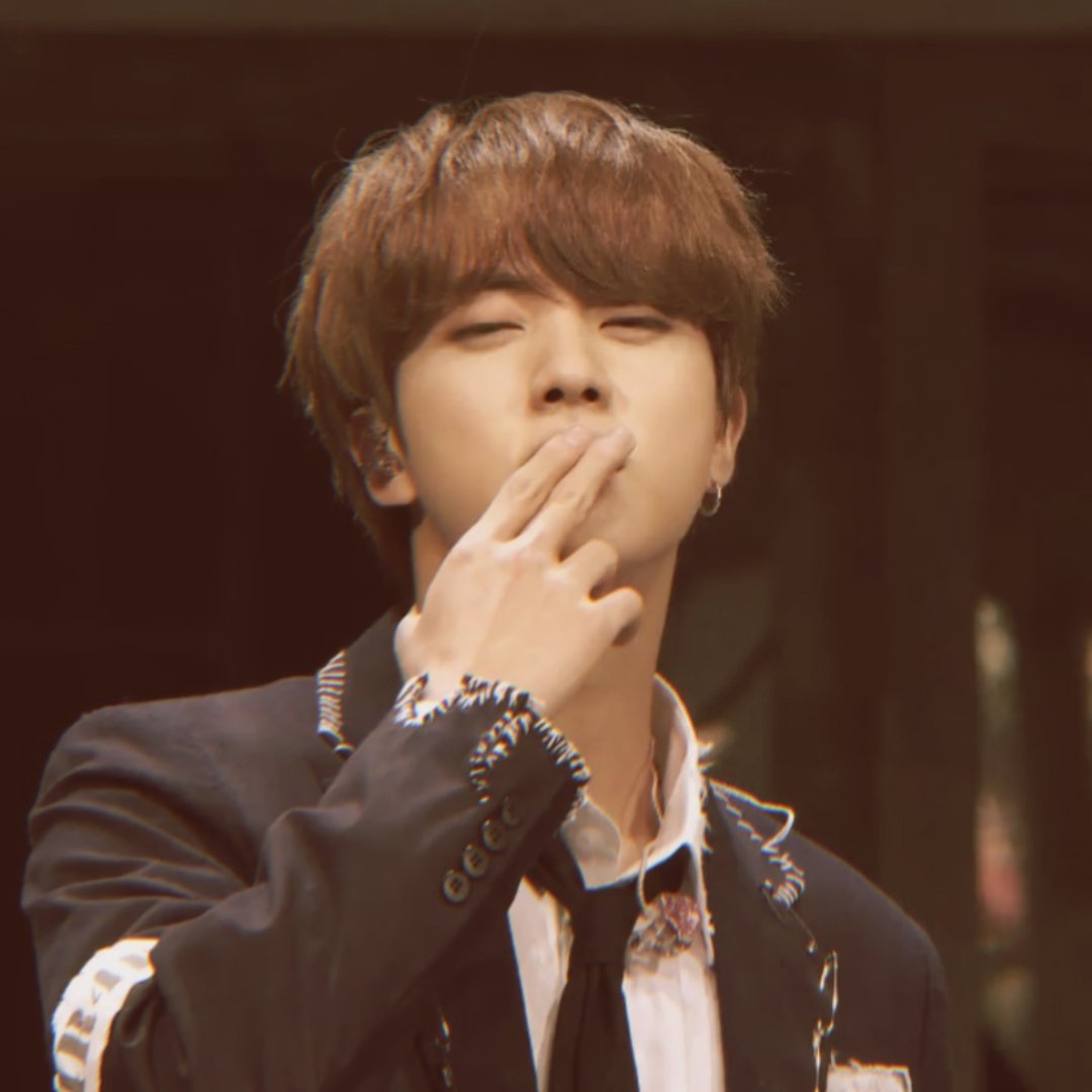  #KimSeokjin doing flying kiss; a much needed thread 