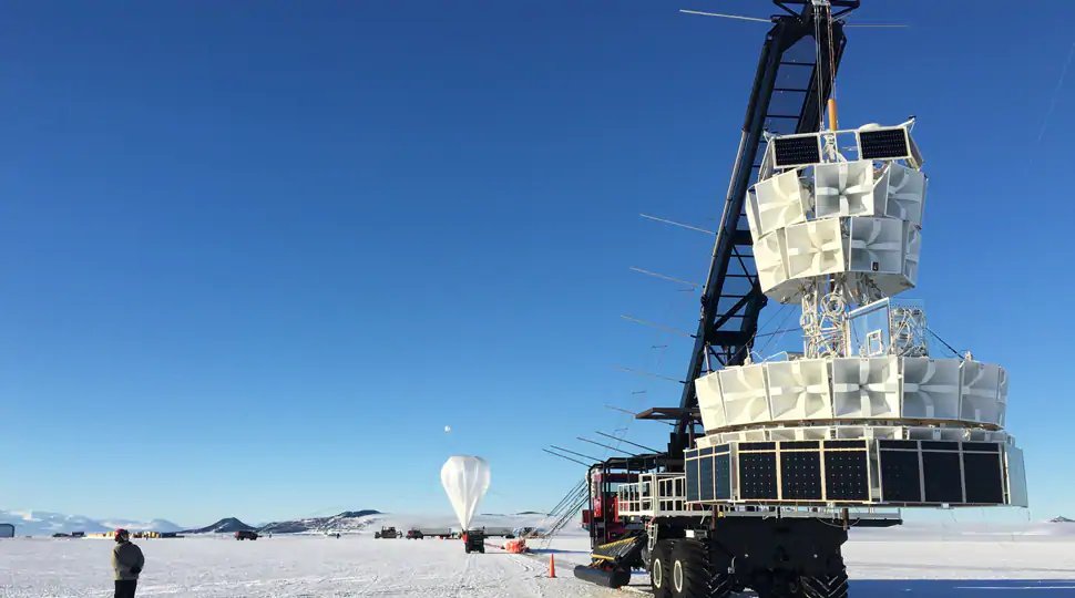 En Antarctique, l’expérience ANITA recherche les traces typiques de collisions entre des neutrinos très énergétiques (500 000 TeV) et la glace. Ces neutrinos très massifs (à ranger dans les “WIMPS”) pourraient en partie expliquer l’étrange répartition de la masse de l’Univers.