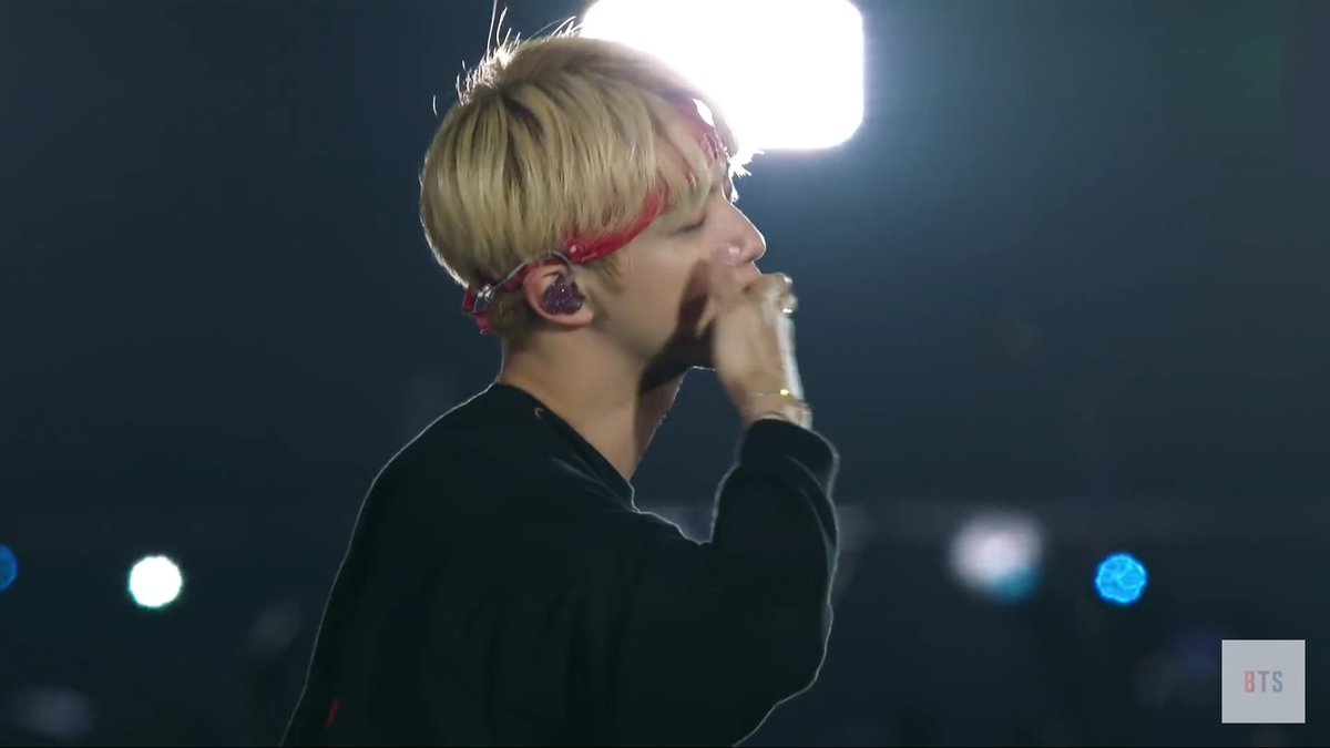  #KimSeokjin doing flying kiss; a much needed thread 