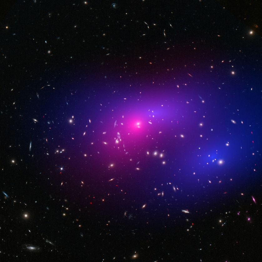 La matière noire n’a donc pas fini de nous surprendre, et les recherches à son sujet sont extrêmement nombreuses et florissantes ! Attendons-nous, d’ici quelques années, à une découverte fondamentale sur cette substance si mystérieuse, dont nous avons encore tout à découvrir ...