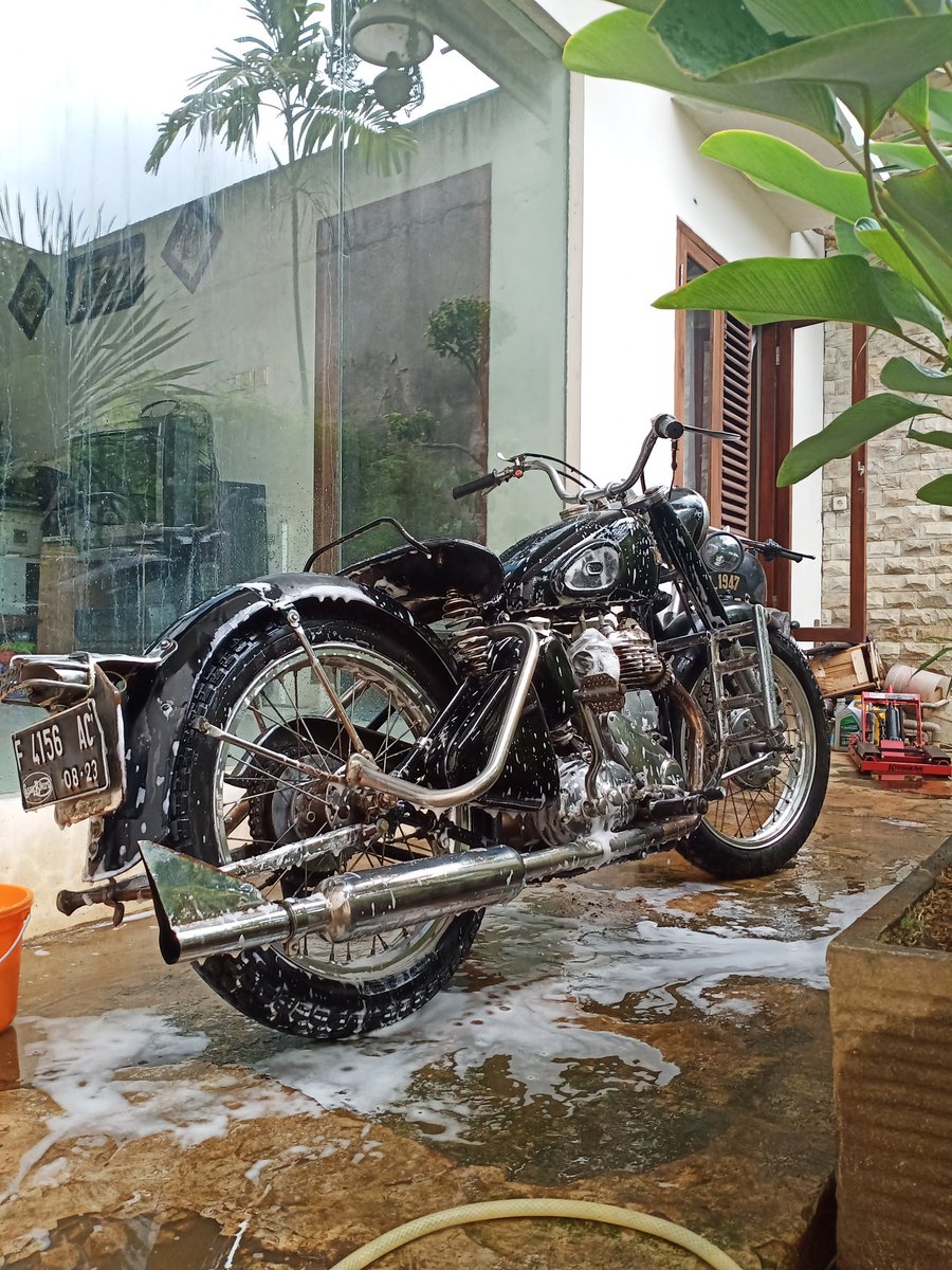 IceKyraAE's tweet photo. Mandi Mandi besok hari Minggu
#BSA #BSAmotorcycle #M20 #BSAM20 #500CC https://t.co/dXB3vi4RzV