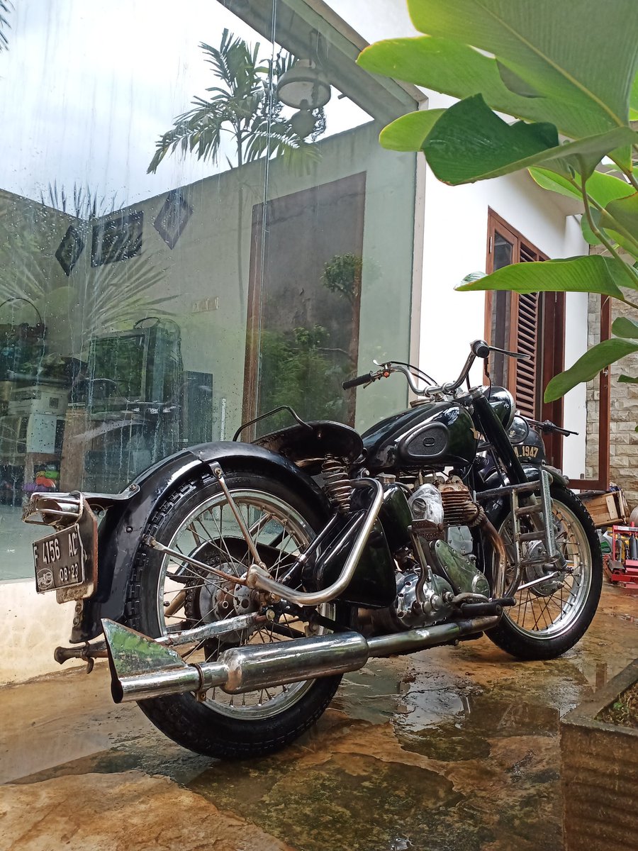 IceKyraAE's tweet photo. Mandi Mandi besok hari Minggu
#BSA #BSAmotorcycle #M20 #BSAM20 #500CC https://t.co/dXB3vi4RzV