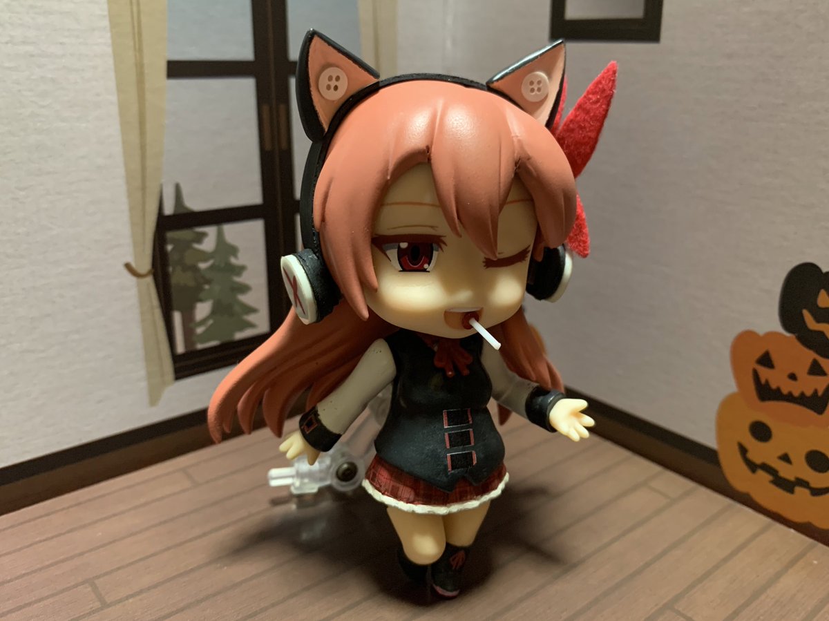 鉄筋ダンボール 他の猫耳キャラのねんどろいどを参考にすると 薄ピンク 水色 クリーム色と様々でしたが チェルシーの髪の色と ヘッドホンに合わせてみました