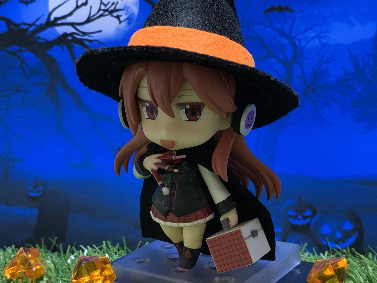 鉄筋ダンボール 他の猫耳キャラのねんどろいどを参考にすると 薄ピンク 水色 クリーム色と様々でしたが チェルシーの髪の色と ヘッドホンに合わせてみました