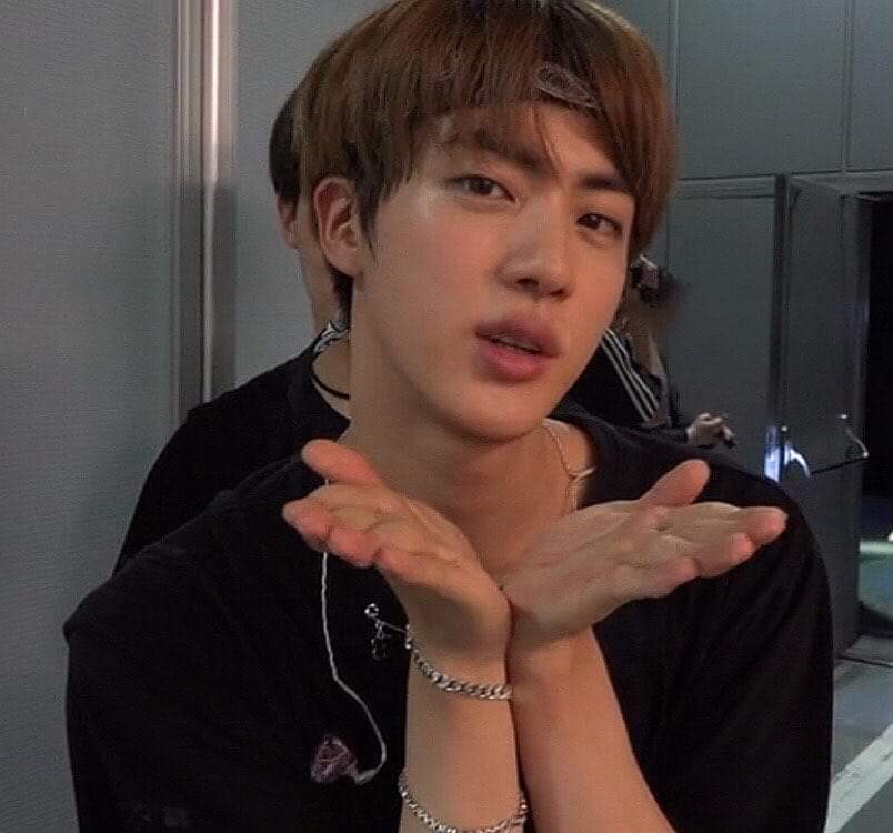  #KimSeokjin doing flying kiss; a much needed thread 