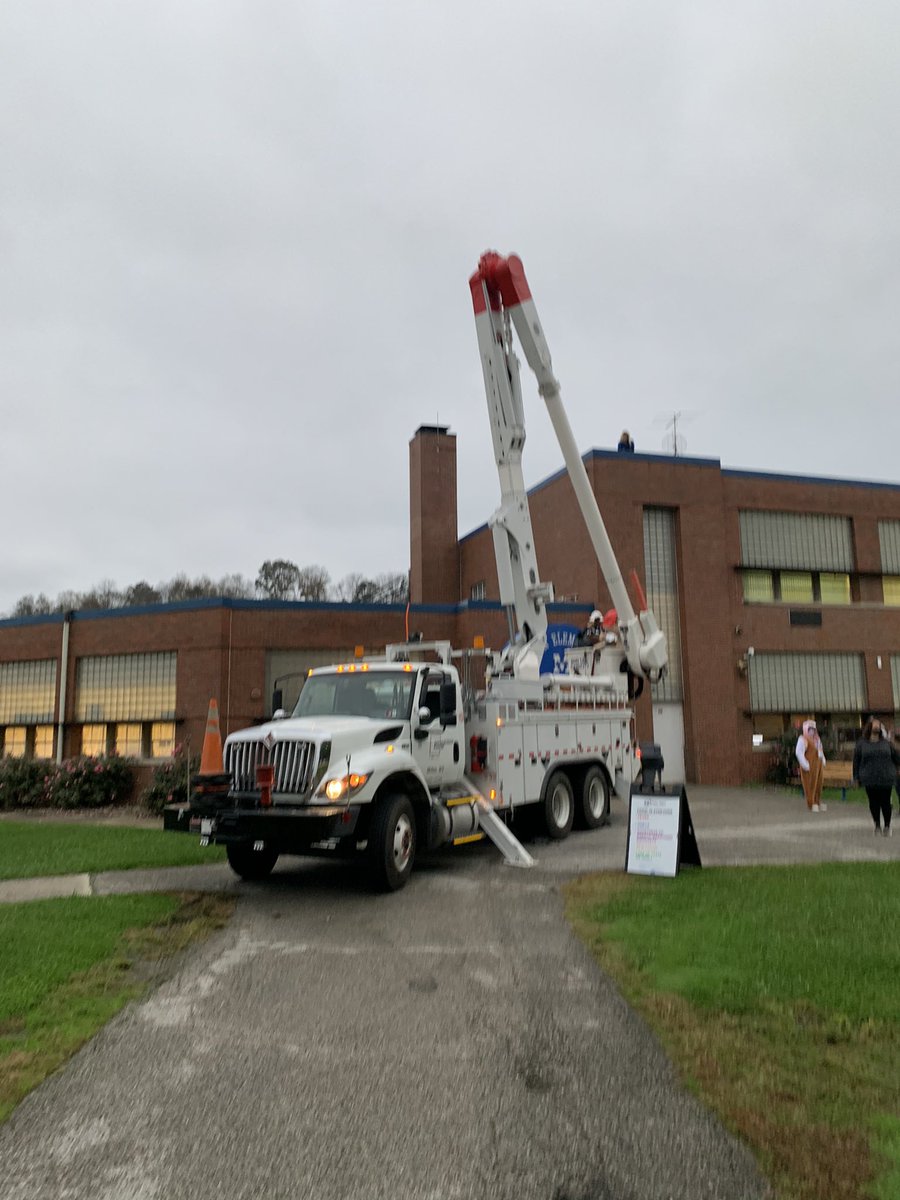 MiltonElementa1's tweet photo. A HUGE shout out to @AEP for their help with our pumpkin drop! They helped us load all the engineered pumpkins onto the roof! #CommunityEngagement @cabellschools @WVeducation #beawesome https://t.co/BtiwwuLSpy
