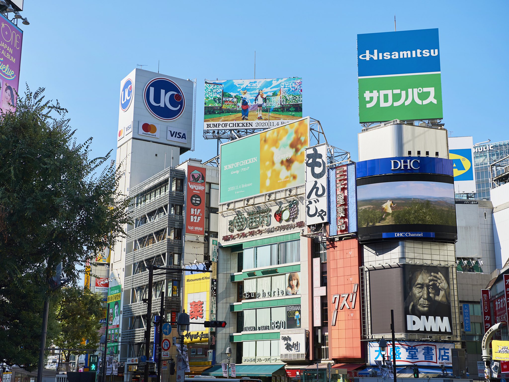 Bump Of Chicken 渋谷のスクランブル交差点に看板広告が掲出されました 近くにお越しの際は是非チェックしてみてください いよいよ来週11 4に アカシア Gravity リリースです アカシア Gravity