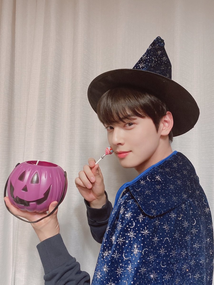 eunnwoo_c's tweet photo. [#아스트로 #차은우]
🎃HAPPY HALLOWEEN🎃
Trick or treat👻💝

해피 할로윈🧙‍♂️사탕 주세요🍭🍫

#ASTRO #AROHA #아로하
#할로윈 #Halloween https://t.co/yVupUXWUKZ