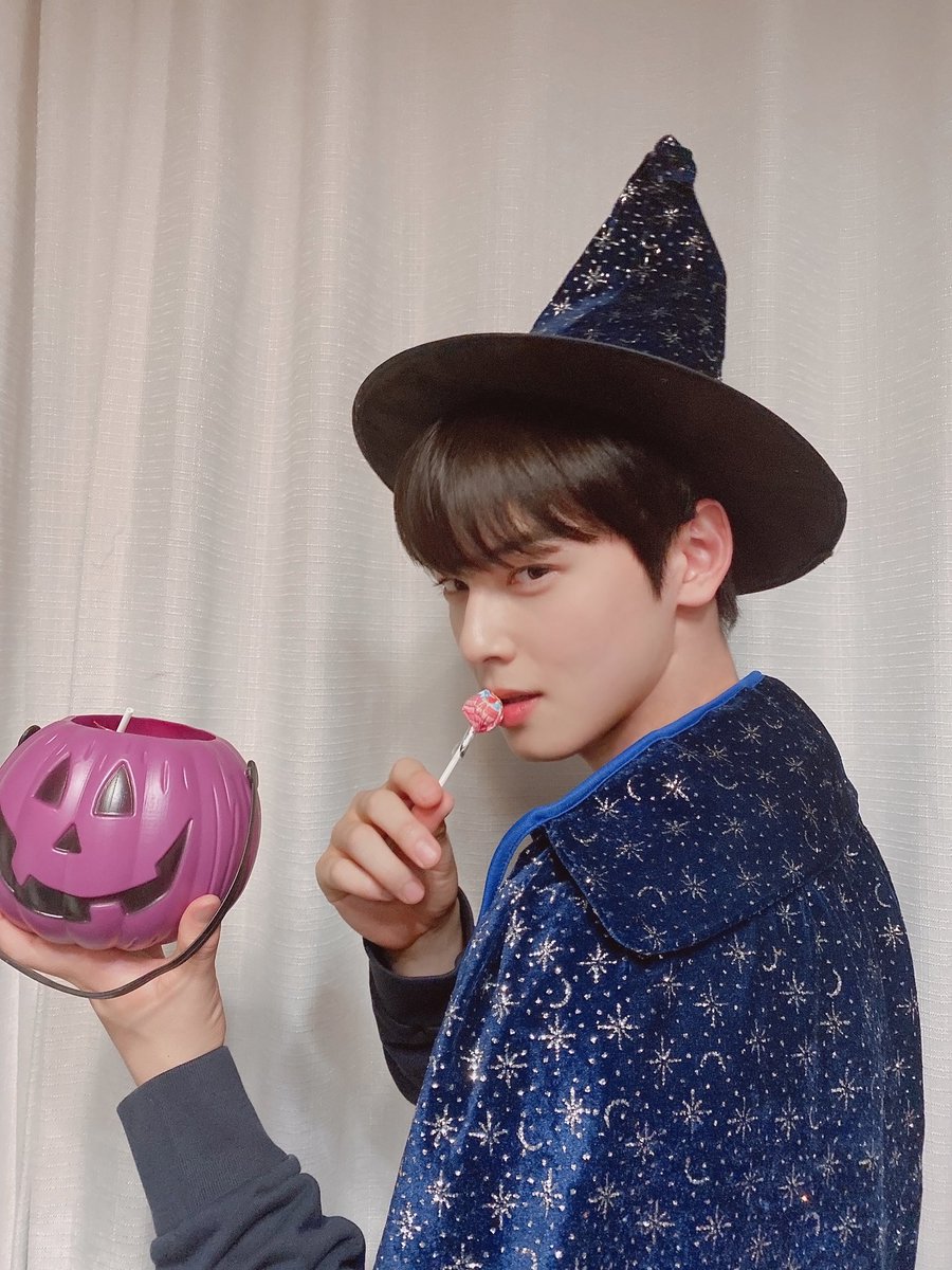 eunnwoo_c's tweet photo. [#아스트로 #차은우]
🎃HAPPY HALLOWEEN🎃
Trick or treat👻💝

해피 할로윈🧙‍♂️사탕 주세요🍭🍫

#ASTRO #AROHA #아로하
#할로윈 #Halloween https://t.co/yVupUXWUKZ