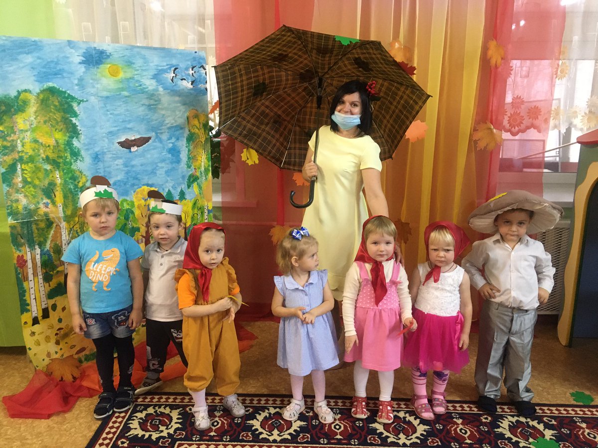 Снова осень за окошком,
Дождик сыплется горошком. Листья падают, шурша,
Как осень хороша!
Так мы праздник весело встречали,
Так мы Осень щедрую,
В песнях воспевали!