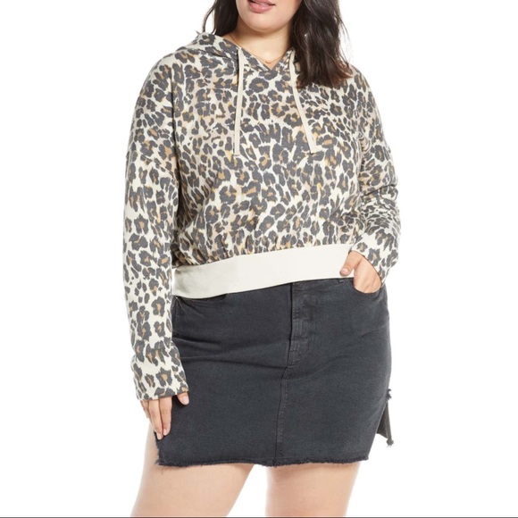 MicaelaCain2's tweet photo. So good I had to share! Check out all the items I'm loving on @Poshmarkapp from @DandeBoutique @terica_eso #poshmark #fashion #style #shopmycloset #clubroom #bp #pinkvictoriassecret: https://t.co/qoyEIpL0lT https://t.co/dRtQ8He0Tn