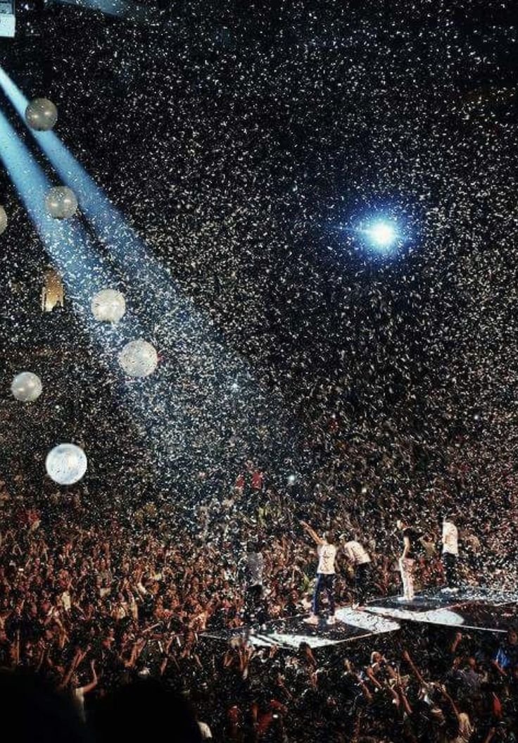 Adore_me_xox's tweet photo. "Are they stars?"

"No, they're Directioners."

#WEARESTILLHERE https://t.co/1zjN6Jl8lj