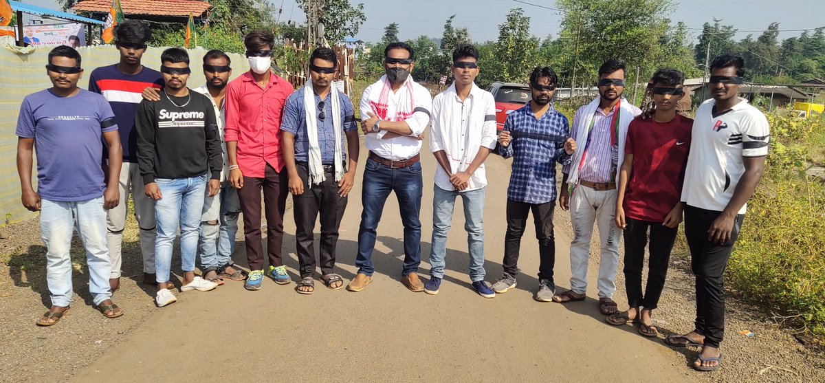 RajeshVasava82's tweet photo. आदिवासी एकता जिंदाबाद।✊✊✊
Silent Protest against rampant Injustice.
#31अक्टूबर
#कालादिवस
#BlackDayForAdivasi
#StatueOfDisplacement
#StandWithKevadia https://t.co/uZ9exFfaQy