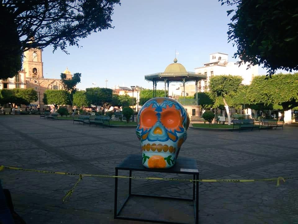 Arandas_Jal's tweet image. Para que el día de muertos no pase desapercibido artistas alteños exhiben sus creaciones de calaveras en la plaza principal.