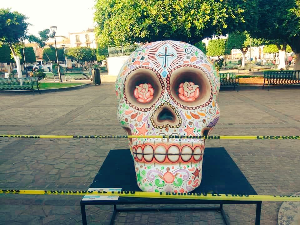 Arandas_Jal's tweet image. Para que el día de muertos no pase desapercibido artistas alteños exhiben sus creaciones de calaveras en la plaza principal.