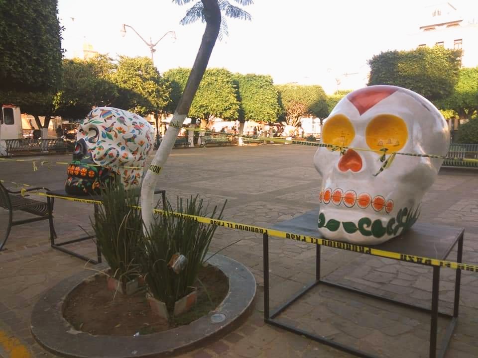 Arandas_Jal's tweet image. Para que el día de muertos no pase desapercibido artistas alteños exhiben sus creaciones de calaveras en la plaza principal.