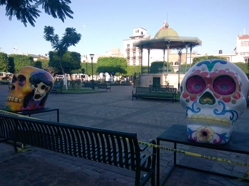 Arandas_Jal's tweet image. Para que el día de muertos no pase desapercibido artistas alteños exhiben sus creaciones de calaveras en la plaza principal.
