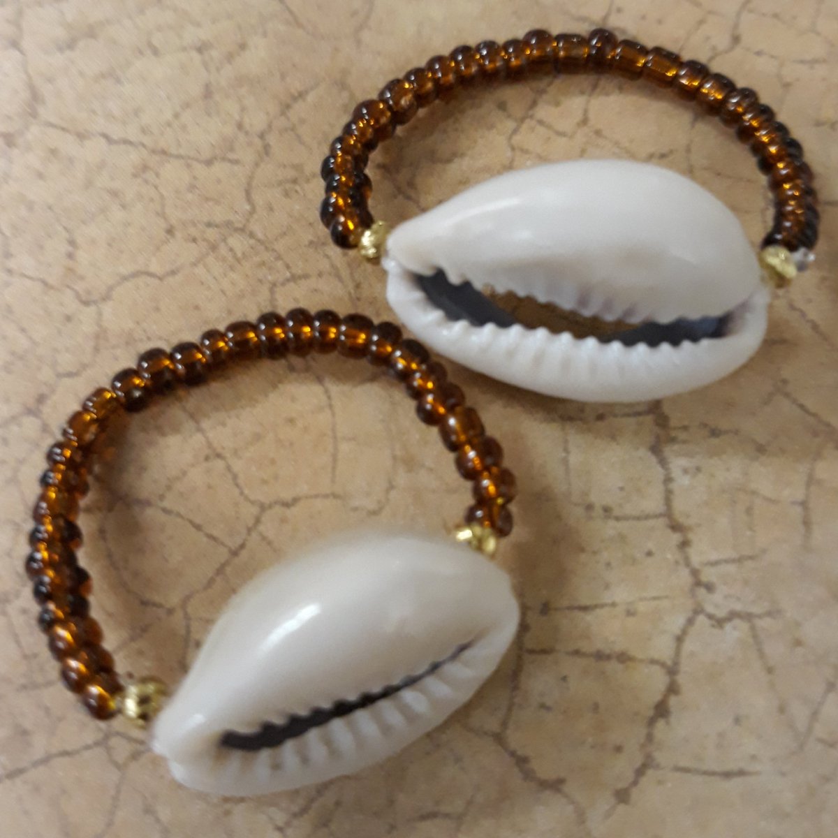 OfAbior's tweet photo. New obsession💍
#beadedjewelry #cowrieshell #rings #falllook #BlackOwnedBusiness #africanchic https://t.co/KPXxAkYfmN