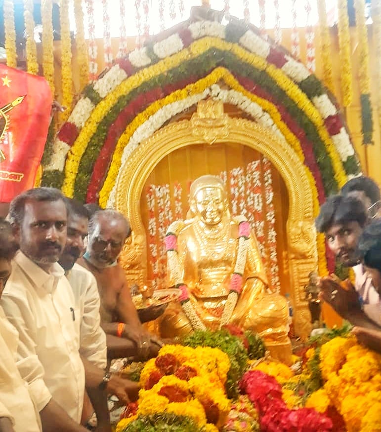Nss_ItWing_Tvl's tweet photo. #புண்ணிய_பூமி #பசும்பொன்னில் #தேசிய_தெய்வீக_திருவிழா முன்னிட்டு நேதாஜி சுபாஷ் சேனை - தமிழ்நாடு. தலைவர்  மேதகு மகாராஜன் அவர்கள் #தெய்வீகதிருமகனார் அவர்களுக்கு மாலை அணிவித்து வணங்கிய போது..... https://t.co/kWlWaejL2O