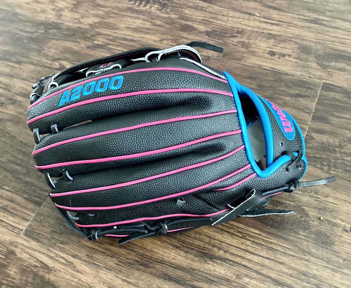 htxboutique's tweet photo. What cha know about #Miami nights? #houstonbaseballboutique #wilson #a2000 #miamibaseball #baseballgloves #gotm #wilsonbaseball 🔥🙅‍♂️🧢 https://t.co/IHZn94VIhQ
