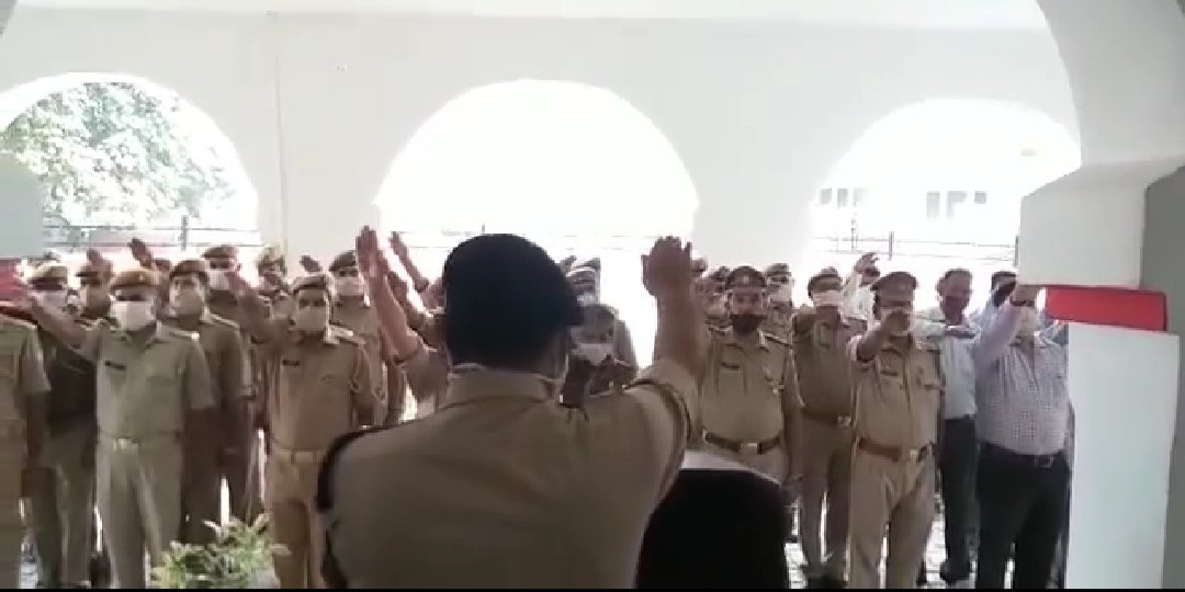 mainpuripolice's tweet photo. "लौहपुरुष" सरदार वल्लभभाई पटेल जी जयंती को #राष्ट्रीय_एकता_दिवस के रुप में मनाते हुये पुलिस अधीक्षक मैनपुरी अजय कुमार पांडेय द्वारा पुलिस कार्यालय पर उपस्थित सभी पुलिस कर्मियों को राष्ट्रीय एकता,अखंडता,सौहार्द की भावना की शपथ ग्रहण कराई गई।
#SardarVallabhbhaiPatel #RunforUnityUP https://t.co/oMDsuPQ1Xq