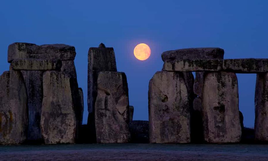 ST0NEHENGE's tweet image. Full #BlueMoon today (31st October) is at 2.49pm. Moonrise at #Stonehenge is at 6.28pm and moonset is at 6.16am #HunterMoon #Fullmoon #Samhain #Halloween 🎃🧙‍♀️🌕👻