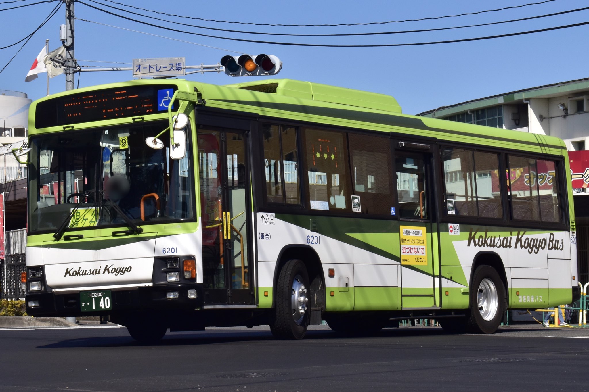 Hr 5931 10 31 国際興業バス 61号車 鳩ヶ谷 先のツイートでも紹介した61号車 池袋から鳩ヶ谷に転属してきましたが 未だに都内時代のステッカーや掲示が残っています T Co Wypscp9wsh Twitter