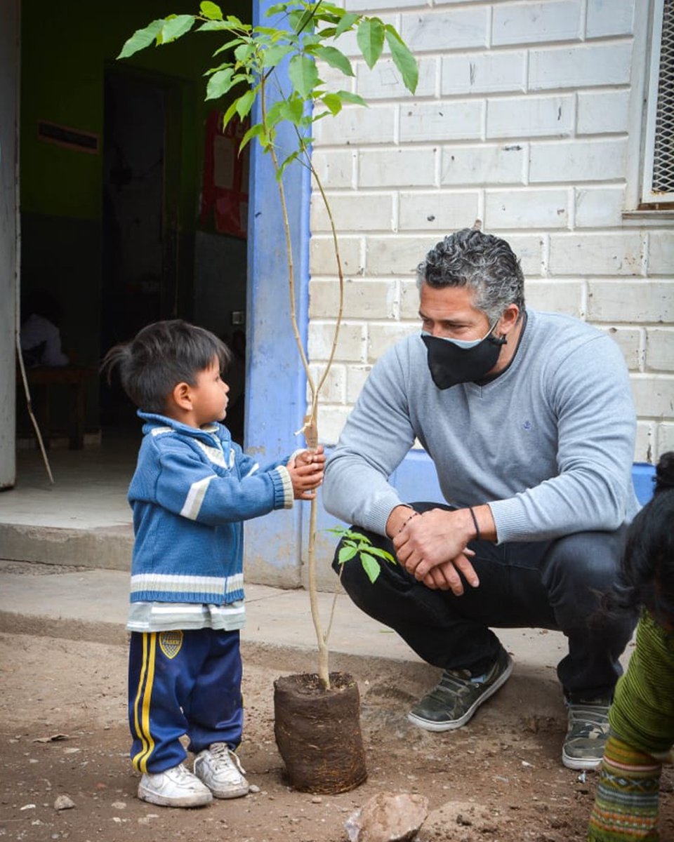 gastonggalindez's tweet photo. APRENDAMOS DE LOS CHICOS 🌳❤
Cuando somos niños está en nuestra esencia jugar, respetar y cuidar a la naturaleza. Vamos creciendo y vamos perdiendo esa fuerte conexión con la Tierra. 🌎
👉Hoy los invito que como madres, padres, tíos o simplemente mayores nos tomemos el tiempo 👇 https://t.co/tXSMe4p3hG