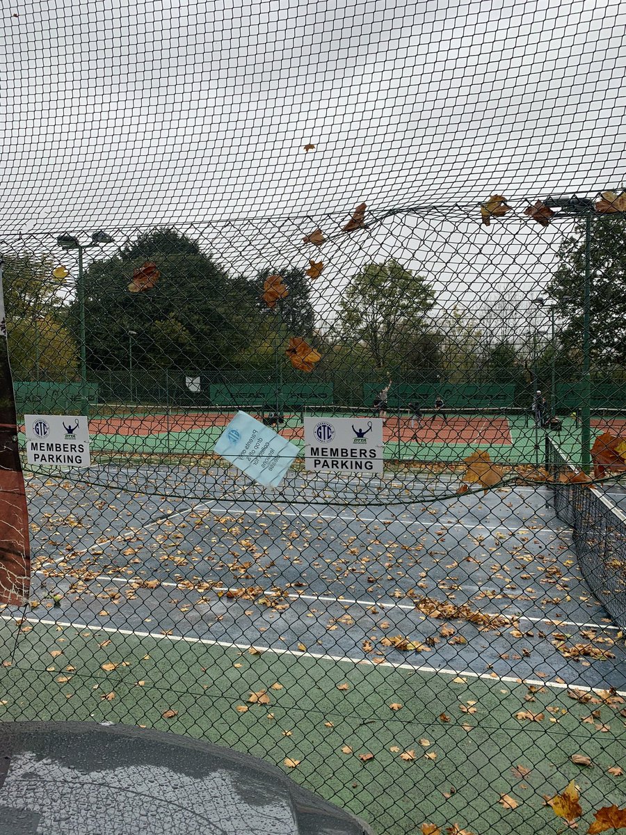 Wonderfully enticing scene at Georgians tennis club in North London where the grade 3 under 18 final will shortly be played “in ideal conditions” 😱😂 The lack of indoor facilities in this country is so dispiriting ⁦<a href="/the_LTA/">LTA</a>⁩ ⁦<a href="/Middlesextennis/">Middlesex Tennis</a>⁩ #anyonegotanumbrella