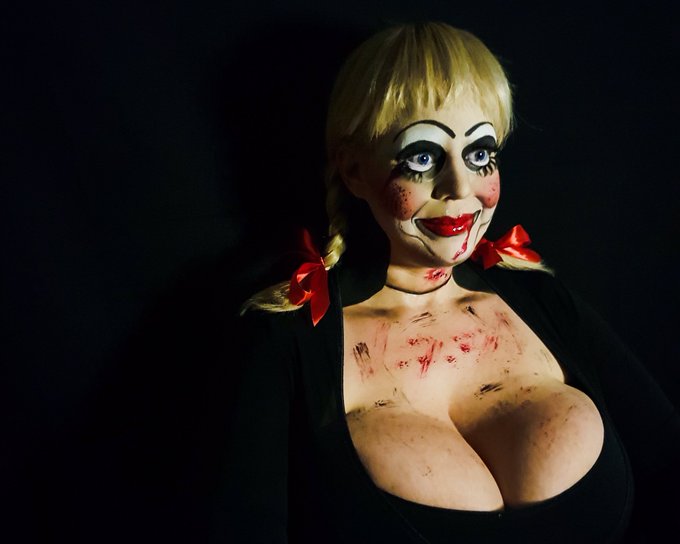 1 pic. Happy Halloween ? my loving guys #Halloween #halloweencostume https://t.co/x1HGc2LrdV
