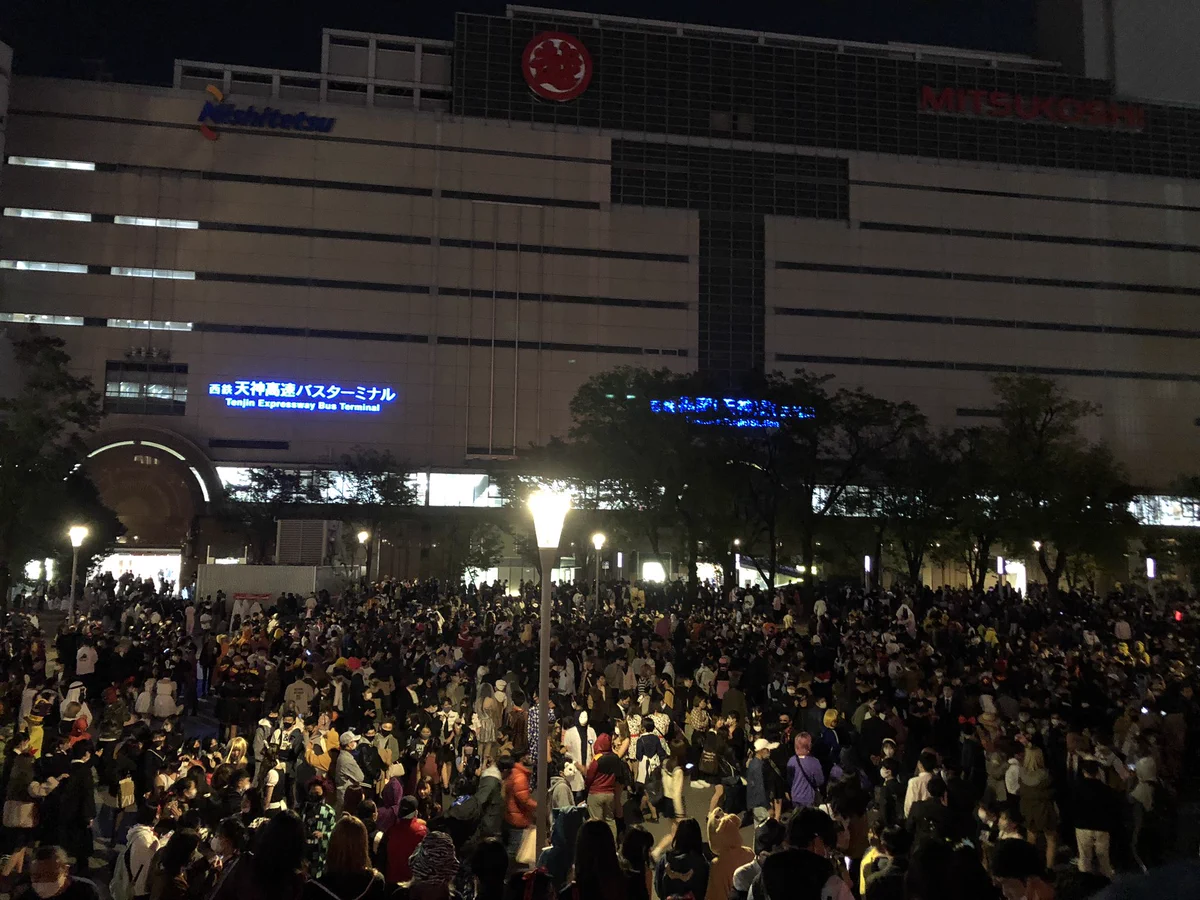 福岡市天神の警固公園、今年もハロウィンで人が集まってしまう・・・