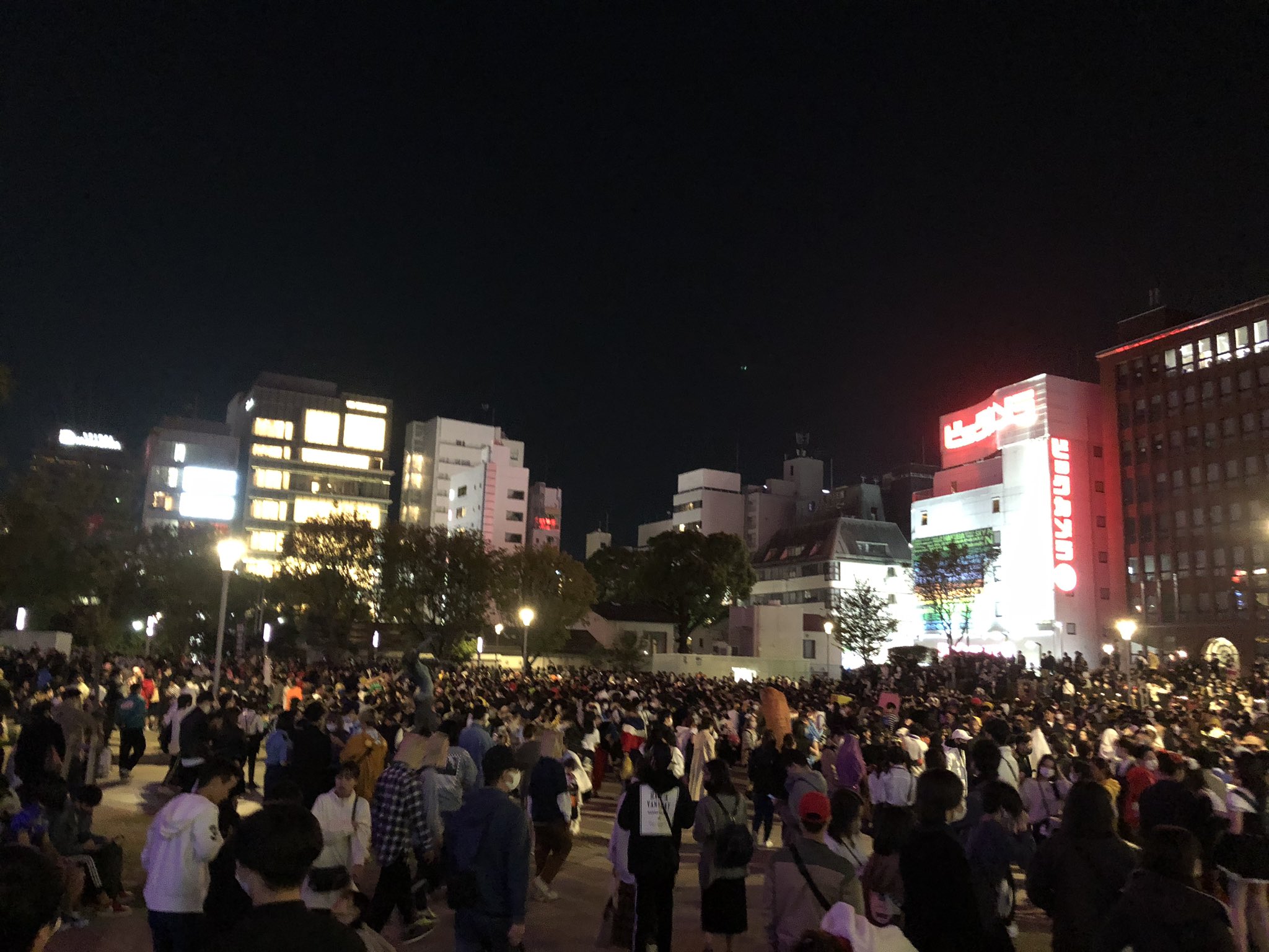 福岡市天神の警固公園 今年もハロウィンで人が集まってしまう 話題の画像プラス