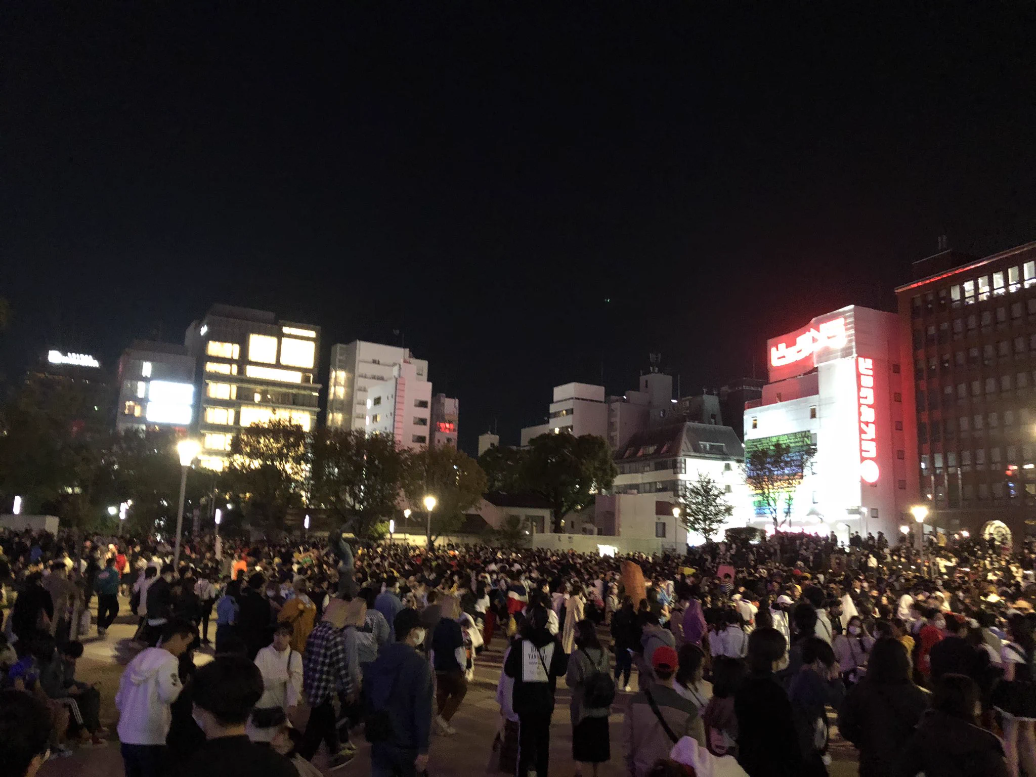 福岡市天神の警固公園、今年もハロウィンで人が集まってしまう・・・