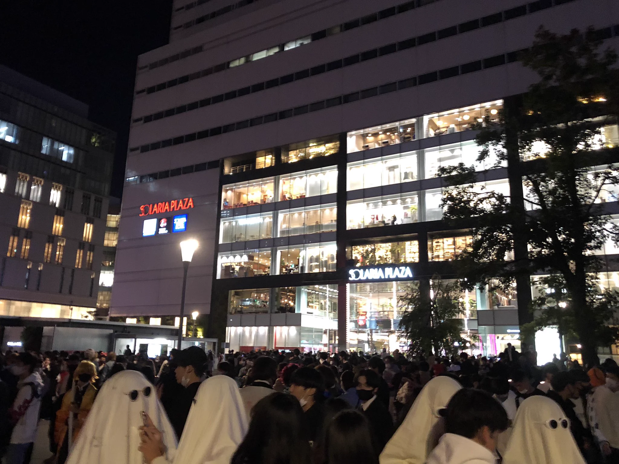 福岡市天神の警固公園、今年もハロウィンで人が集まってしまう・・・