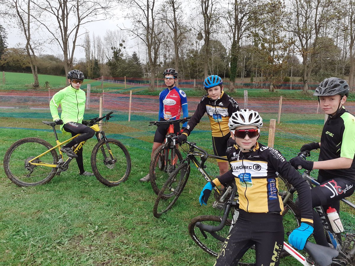 PkLecl's tweet image. Une première pour le club et moi ! L'organisation de 2 stages de 2 jours de #cyclocross pour les jeunes des clubs @FFCyclisme de la région. 15 licenciés de 6 clubs ont participé 👍
Au programme : Gravel, initiation prépa mentale et techniques. Au top 🔝