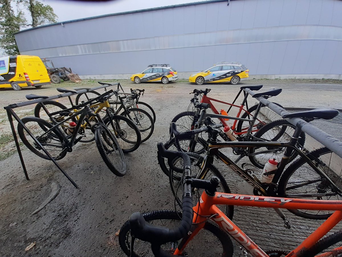 PkLecl's tweet image. Une première pour le club et moi ! L'organisation de 2 stages de 2 jours de #cyclocross pour les jeunes des clubs @FFCyclisme de la région. 15 licenciés de 6 clubs ont participé 👍
Au programme : Gravel, initiation prépa mentale et techniques. Au top 🔝