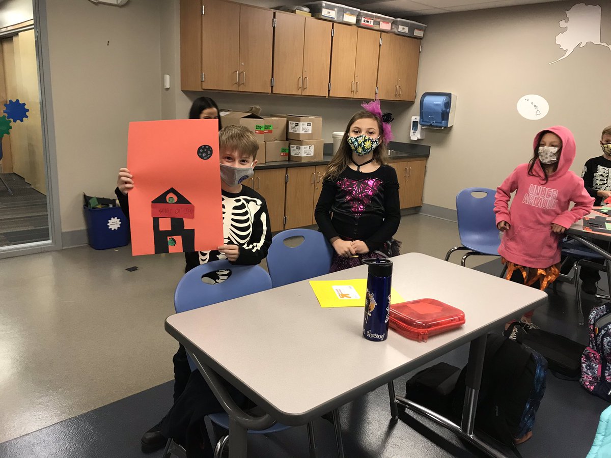 SOI3rd's tweet photo. Halloween fun in 3rd grade! #soistem https://t.co/X4ocE5MQdx