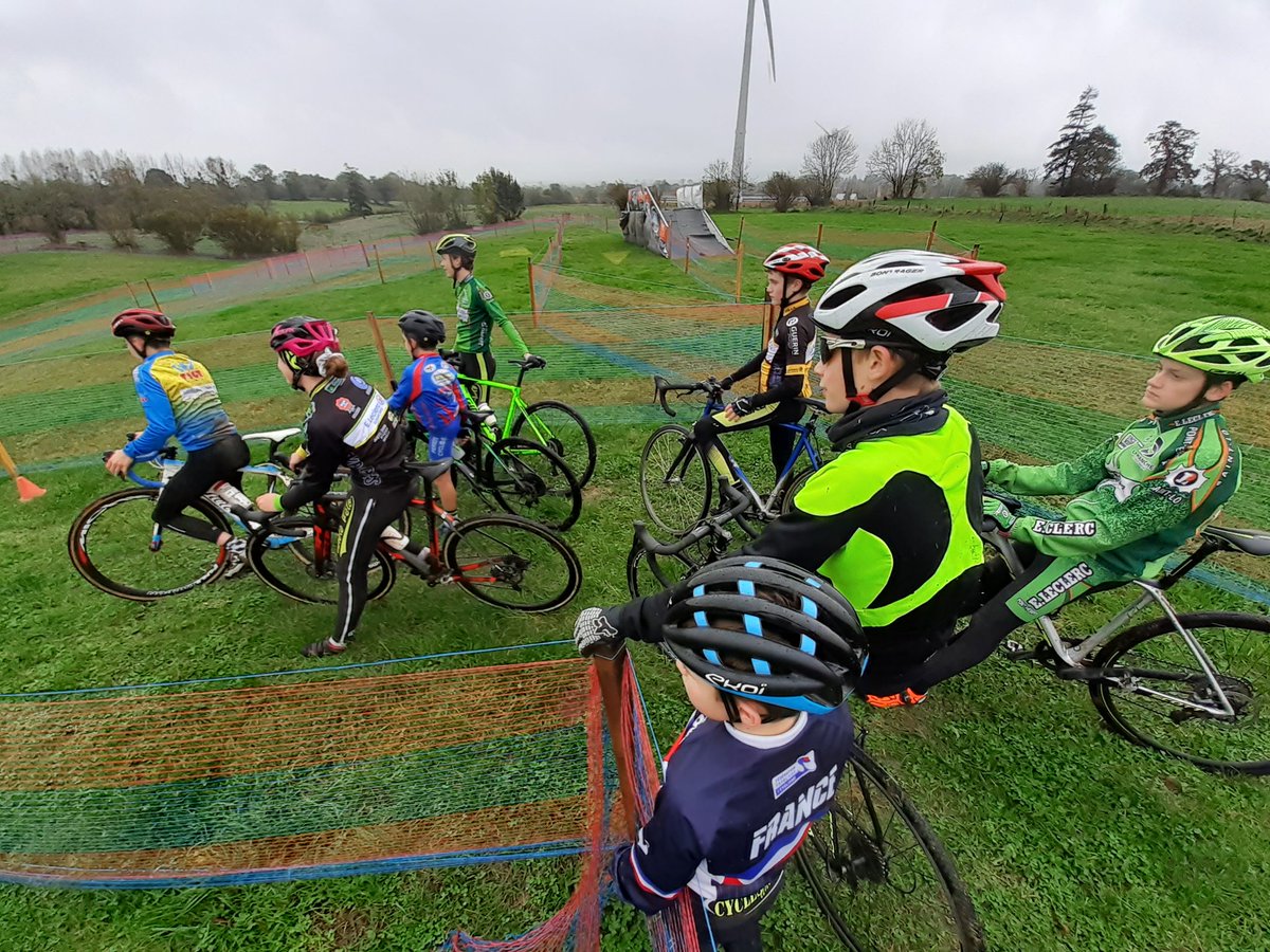 PkLecl's tweet image. Une première pour le club et moi ! L'organisation de 2 stages de 2 jours de #cyclocross pour les jeunes des clubs @FFCyclisme de la région. 15 licenciés de 6 clubs ont participé 👍
Au programme : Gravel, initiation prépa mentale et techniques. Au top 🔝