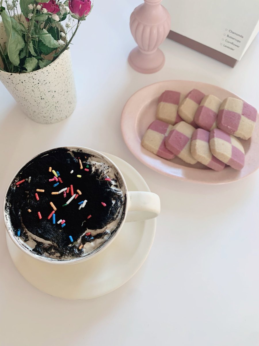 happy Halloween 🎃

ファミマの２色の安納芋クッキーが
すごくおいしかった🍠🍪

#お家カフェ