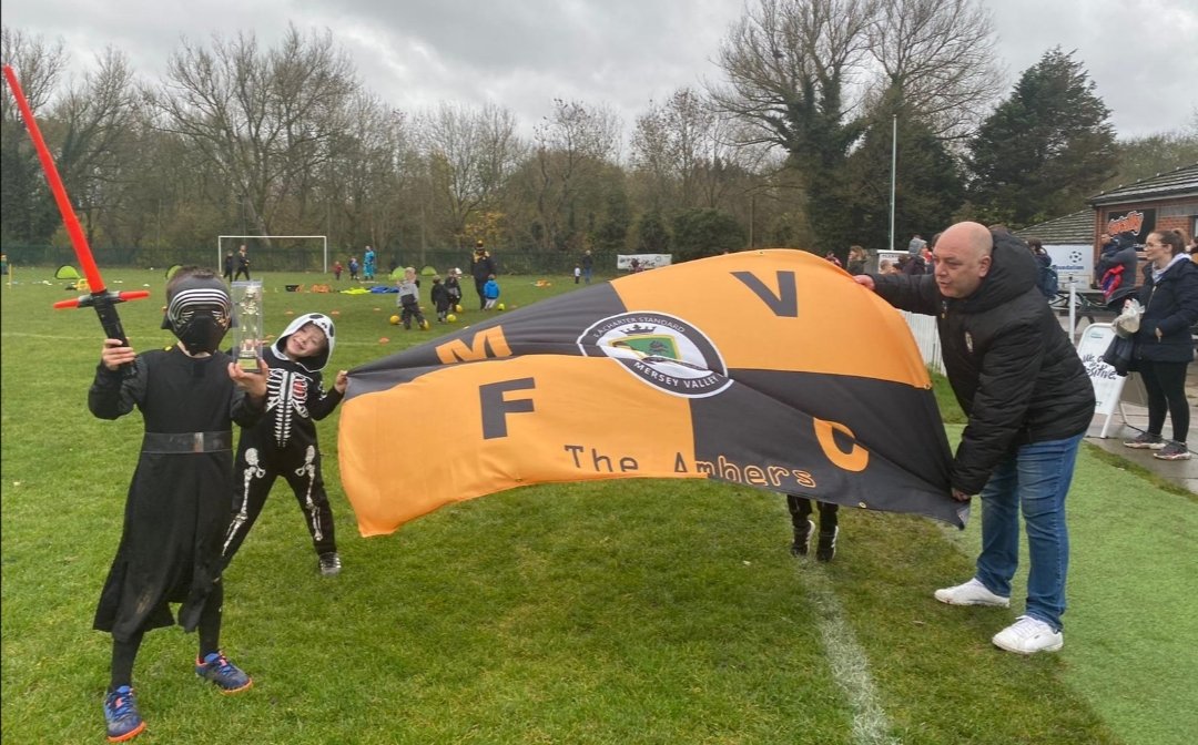 MerseyValleyFC's tweet photo. Our brilliant new flag supplied by @football_stickersuk on a very blustery day at Banky Lane, all the little ones had a ball and the rain didn't deter or dampen their enthusiasm, well done to all.
#flagsuppliers #amberarmy #weonlydopositive #allinittogether #backtheambers https://t.co/RtoCuPAXqI
