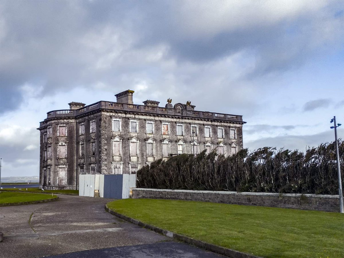#Halloween2020 has arrived at the Hall - Storm Aiden brings swaying trees and choppy seas in this ever increasing wind.  There is a strange feeling in the air. This is scarily perfect for Halloween!!

Members can watch all the action LIVE from the house:
tv.loftushall.ie