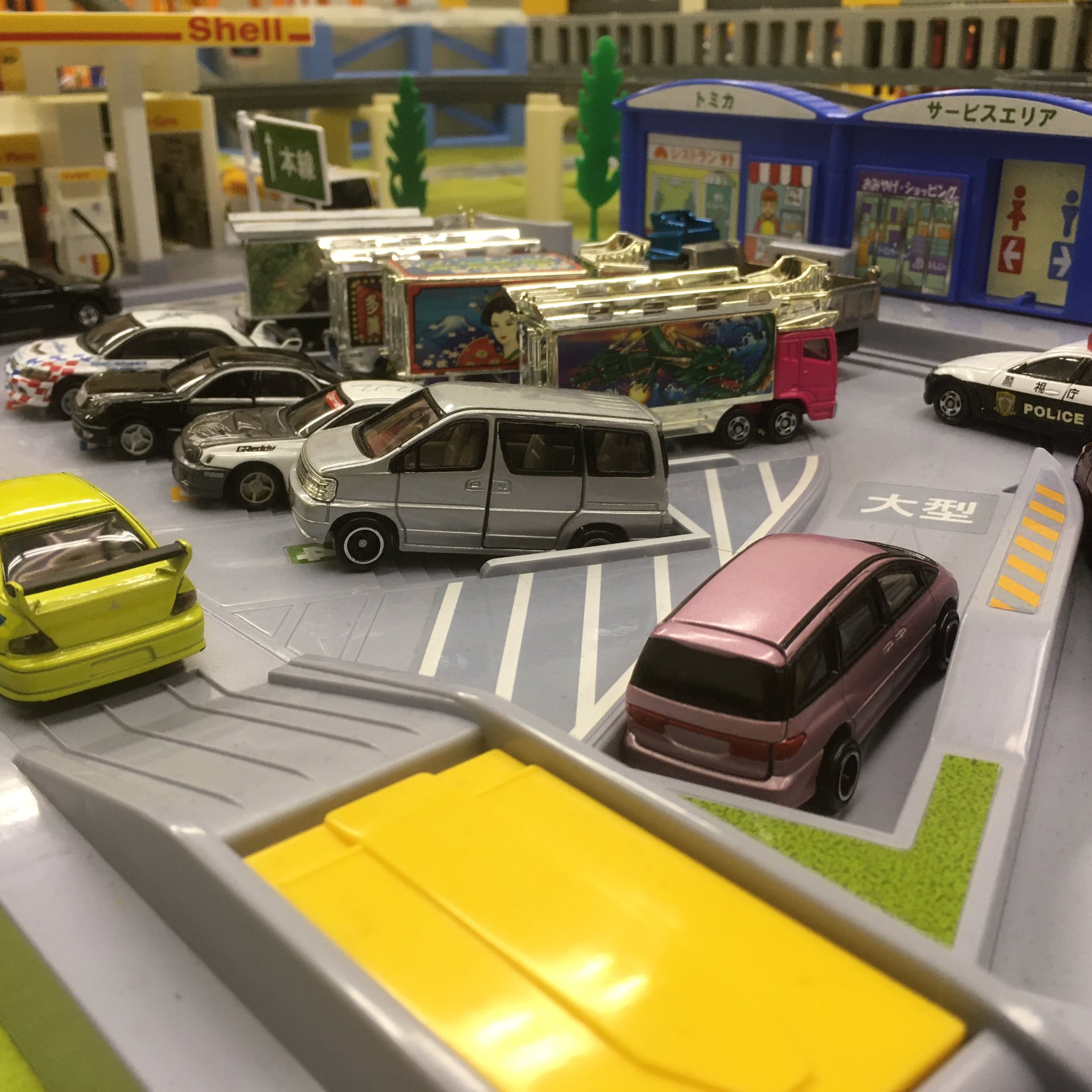 トミカ　バックで駐車！たのしいサービスエリア トミカ バックで駐車 たのしいサービスエリアで遊んでみました