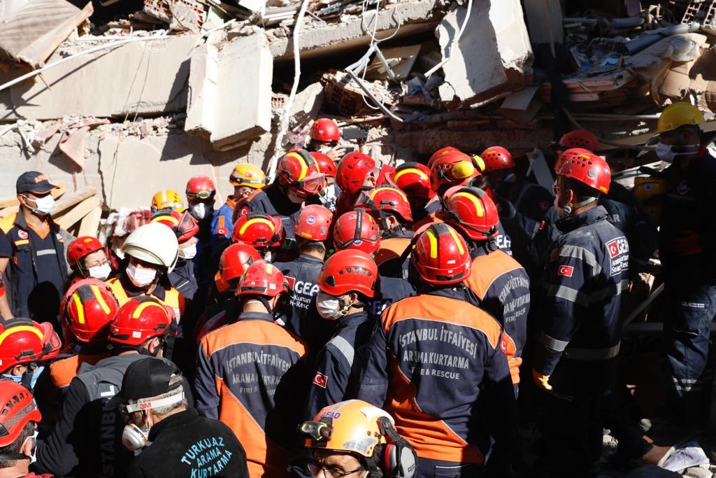 ekrem_imamoglu's tweet photo. İzmir'deki depremde Doğanlar Apartmanı'nda enkaz altında kalan Anne Seher Perinçek ve 3 çocuğu sağ olarak kurtarıldı. Allah enkaz altındaki bütün vatandaşlarımıza direnç, kurtarma görevlilerimize güç versin. https://t.co/E1TaEIs8gI