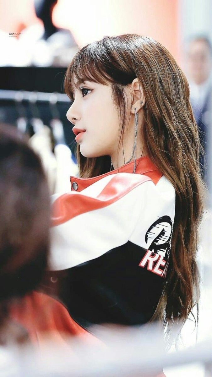 Preaksha4's tweet photo. 😲Lisa has the best side profile😍 #preety #LALISA #CHANGBINBESTRAPPER #sideprofile #blackpink #Coachella #JISOO #like #beautiful #LOVESICKGIRLS #HowYouLikeThat #streamicecream #IceCream #salenagomez #billboard2020 #grammy #BiggestCrush # https://t.co/VHN2PtJOXB