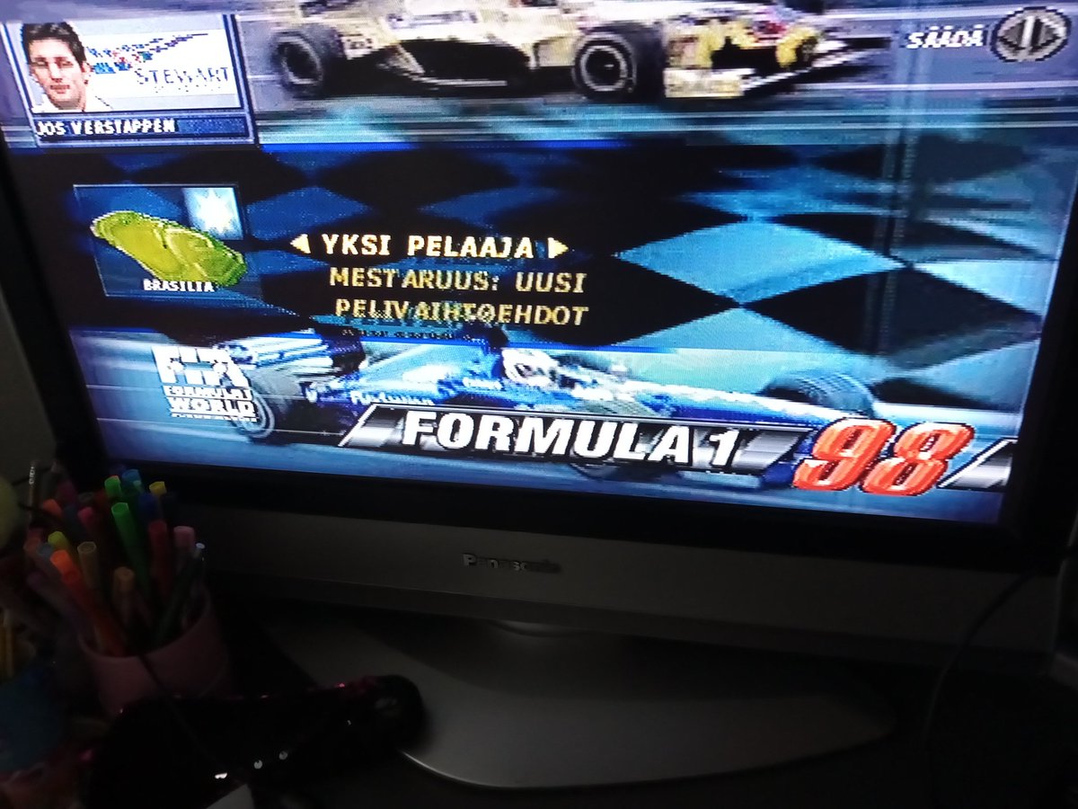 ArttuHamalainen's tweet photo. Välillä hyvä hypätä parikymmentä vuotta taaksepäin.
Oli kova peli ja on edelleen :D
#f198 #RETROGAMING #PSone #Formula1 #daddy #verstappen https://t.co/ix9MVC7Y68