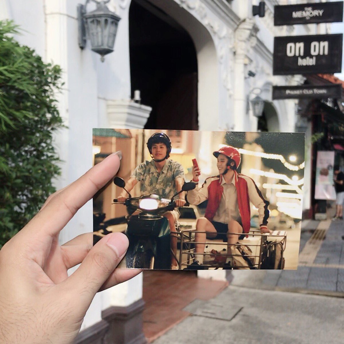 fewnuttapong1's tweet photo. #มากินข้าวบ้านเต๋ 
เป็นซีรีส์ที่ทำให้เรารู้สึกกับตัวละคร บท สถานที่ อาหาร วัฒนธรรม โทนสีของเรื่อง หรือการตีความของเรื่องอย่างมาก ตั้งใจดูมากๆ ดูซ้ำด้วยเพราะอยากเข้าใจ ใจความสำคัญของฉากนั้นจริงๆ เอาจริงๆ ก็รักเต๋แหละ ภูเก็ตมีเต๋ (1)
#แปลรัก���ันด้วยใจเธอ #บกพพ https://t.co/2xf9Xl7dWI