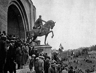 The main purpose of Mussolini's trip to Bologna is to inaugurate the new Littoriale Stadium (now known as the Dall'Ara Stadium). Centrepiece of the new stadium is an equestrian statue of Mussolini (photos), recalling similar classical statues of Roman Emperors >> 7