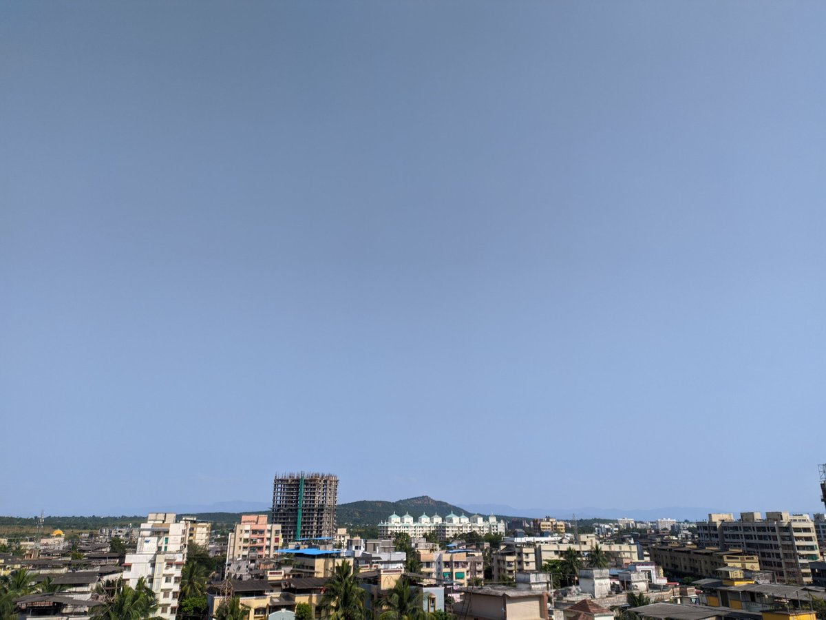 Today 40km+ visibility here in #Badlapur so having more better view of #Bhimashankar #mountain range in 2nd pic. ⛰️
#HD deep blue sky view. With crisp, clear #sunshine
#WeatherUpdate #skywatch #Konkan #Maharashtra #KonkanWeather #भीमाशंकर #डोंगर रांग #बदलापूर #Thane #Mumbai https://t.co/UBJVqUbTHe